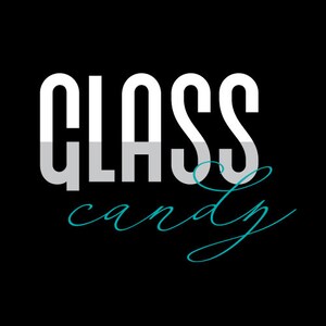 Puede incluir: Texto blanco sobre fondo negro que dice "CLASS candy", con la palabra "CLASS" en negrita, sin serif, y la palabra "candy" en cursiva.