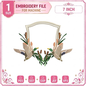 Può includere: Un disegno di file di ricamo con due anatre dettagliate in volo, che fiancheggiano una cornice decorativa. Il disegno include giunchi e fogliame, con il testo "EMBROIDERY FILE FOR MACHINE" e "7 INCH" (circa 18 cm). La dimensione è indicata come "1 SIZE".