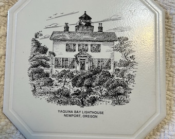 Salvamanteles del faro de Yaquina Bay, Newport, Oregón, con dibujo impreso a pluma y tinta.