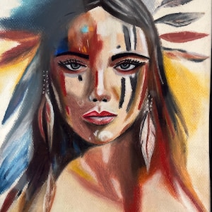 Puede incluir: Retrato al pastel de una mujer con pintura facial de inspiración nativa americana y adornos de plumas. La obra presenta una paleta de rojos, azules y marrones, con rasgos faciales detallados y ojos expresivos. La firma del artista está en la esquina inferior derecha.