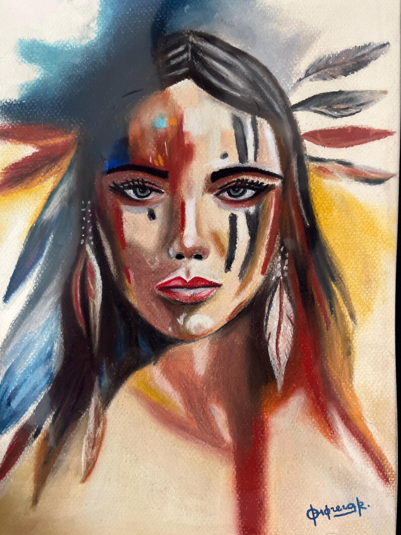 K&ouml;nnte beinhalten: Pastellportr&auml;t einer Frau mit indianisch inspirierten Gesichtsbemalungen und Federschmuck. Das Kunstwerk zeigt eine Farbpalette aus Rot-, Blau- und Braunt&ouml;nen mit detaillierten Gesichtsz&uuml;gen und ausdrucksstarken Augen. Die Signatur des K&uuml;nstlers befindet sich unten rechts.