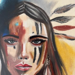 K&ouml;nnte beinhalten: Pastellportr&auml;t einer Person mit dunklem Haar und auff&auml;lligen Gesichtsmerkmalen. Das Kunstwerk zeigt eine rote Lippe, schwarze und rote Streifen im Gesicht und Federn im Haar. Der Hintergrund hat eine Mischung aus Blau-, Gelb- und Beiget&ouml;nen.