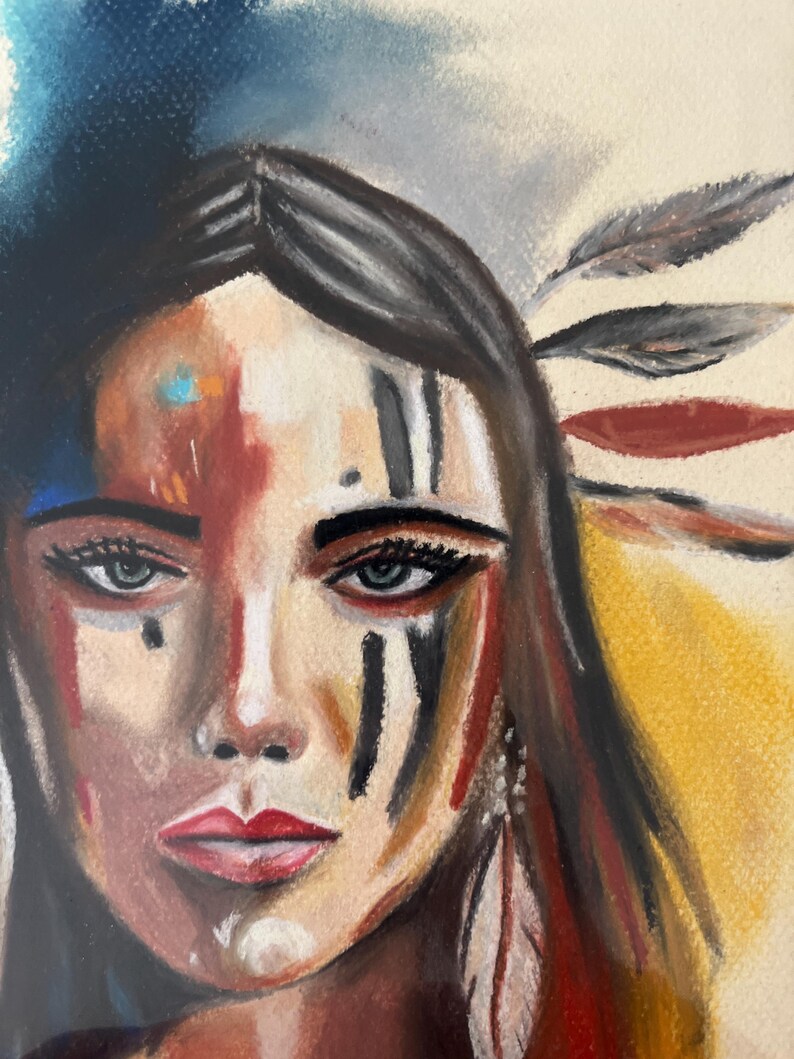 K&ouml;nnte beinhalten: Pastellportr&auml;t einer Person mit dunklem Haar und auff&auml;lligen Gesichtsmerkmalen. Das Kunstwerk zeigt eine rote Lippe, schwarze und rote Streifen im Gesicht und Federn im Haar. Der Hintergrund hat eine Mischung aus Blau-, Gelb- und Beiget&ouml;nen.