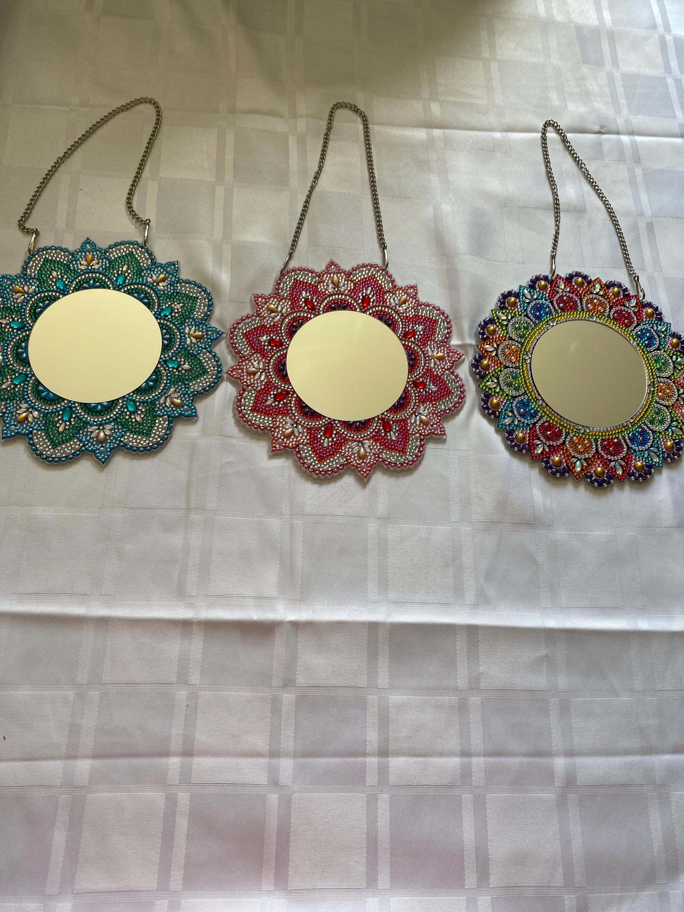 Miroir artistique diamant mandala - Décoration murale bohème à suspendre faite main, cadeau miroir scintillant en strass.  Rose, turquoise ou multicolore.