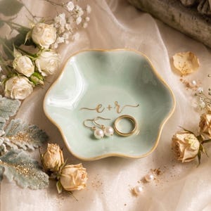 Personalisierte ausgebogte Keramikring-Schale, kundenspezifische gewellte Rand Schmucktablett mit Goldinitialen, Blumenblatt-Schmuckstück-Teller, Verlobungsgeschenk