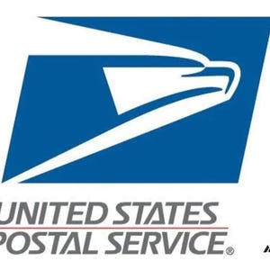 Puede incluir: El logotipo del Servicio Postal de los Estados Unidos presenta una cabeza de águila azul estilizada y las palabras "UNITED STATES POSTAL SERVICE" en negrita, con una fuente sans-serif. El logotipo está sobre un fondo blanco.