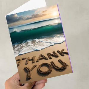 Tarjeta de agradecimiento para amantes de la playa con detalles de escritura en la arena, saludo costero, papelería náutica, tarjeta de agradecimiento de verano