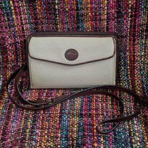 Monedero grande con cremallera de cuero para todo tipo de clima de Dooney & Bourke (W52)