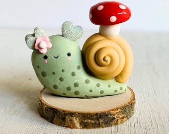 Snail Desk Friend, Polymer Clay Snail Figurine, Cute Snail and Mushroom, Cottagecore Desk Decor, Mushroom Lover Gift, Snail Desk Buddy