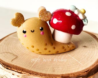 Snail Desk Friend, Polymer Clay Snail Figurine, Cute Snail and Mushroom, Cottagecore Desk Decor, Mushroom Lover Gift, Snail Desk Buddy