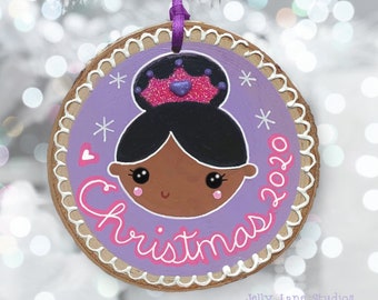 Prinses ornament, gepersonaliseerd ornament voor meisje, roze kerst, aangepaste prinses ornament, geschilderde houten plak, baby's 1e kerst