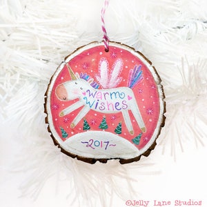 Eenhoorn ornament, gepersonaliseerd kerstornament voor meisjes, roze kerst, eenhoorn minnaar cadeau, met de hand geschilderd houten plakornament afbeelding 3