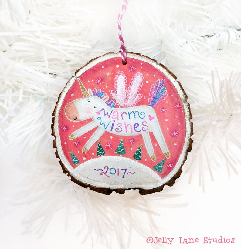 Eenhoorn ornament, gepersonaliseerd kerstornament voor meisjes, roze kerst, eenhoorn minnaar cadeau, met de hand geschilderd houten plakornament afbeelding 3