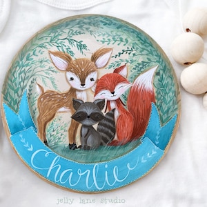 Letrero de madera con nombre de bebé, decoración de habitación infantil con animales del bosque, letrero redondo de madera, regalo para baby shower, accesorio fotográfico para recién nacidos, anuncio de nacimiento