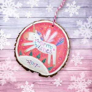 Eenhoorn ornament, gepersonaliseerd kerstornament voor meisjes, roze kerst, eenhoorn minnaar cadeau, met de hand geschilderd houten plakornament afbeelding 1
