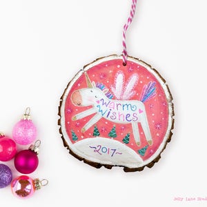 Eenhoorn ornament, gepersonaliseerd kerstornament voor meisjes, roze kerst, eenhoorn minnaar cadeau, met de hand geschilderd houten plakornament afbeelding 4