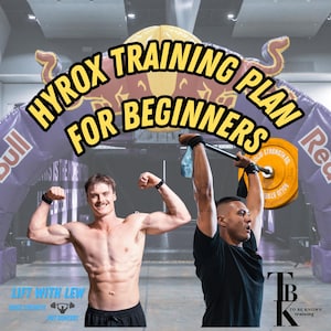 Könnte beinhalten: Bild zur Werbung für einen HYROX-Trainingsplan für Anfänger. Zwei muskulöse Männer sind zu sehen, einer posiert und der andere hebt eine Langhantel mit einer Gewichtsplatte. Der Text "HYROX TRAINING PLAN FOR BEGINNERS" ist zu sehen.
