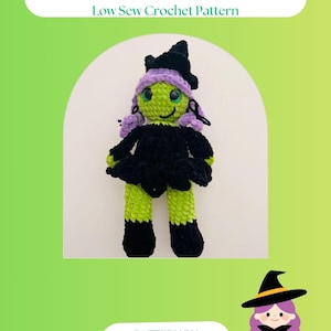 Op de afbeelding: Gehaakte pop van een heks genaamd Elfa, met een groen gezicht, paars haar en een zwarte jurk en hoed. De tekst "Elfa the Witch" en "Low Sew Crochet Pattern" worden bovenaan weergegeven. De onderkant van de afbeelding toont "PATTERN BY @YARNIMALSBYTONI".
