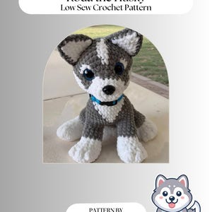 Puede incluir: Un perro husky tejido a ganchillo con hilo gris y blanco, ojos azules y un collar azul. El texto "Koda the Husky Low Sew Crochet Pattern" está en la parte superior. Un husky de dibujos animados está en la esquina inferior derecha.