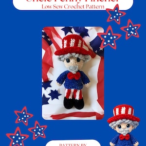 Könnte beinhalten: Gehäkelte Uncle Sam-Puppe in rot, weiß und blau, einschließlich Zylinder. Die Puppe hat einen grauen Bart und ist vor dem Hintergrund der amerikanischen Flagge und sternförmiger Dekorationen platziert. Der Text "Uncle Penny Pincher" steht oben.