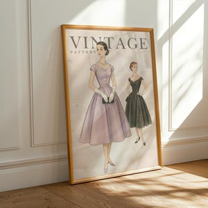 Peut inclure: Une affiche encadrée d'un patron de couture vintage avec le mot « VINTAGE » en haut. L'illustration montre deux femmes en robes. Celle de gauche porte une robe lavande, des gants et tient une pochette. L'autre femme est en robe noire.