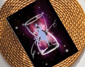 Peut inclure: Impression d'art numérique représentant une silhouette bleu clair d'une divinité tenant un trident, sur fond cosmique violet et noir. L'œuvre est encadrée par une forme de sablier blanche, avec des étoiles et des tourbillons blancs.