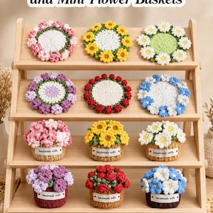 Pode incluir: Um expositor de madeira de quatro níveis com seis bases para copos redondas de crochê nas duas prateleiras superiores e seis mini cestas de flores de crochê nas duas inferiores. O texto 6in1 Floral Coasters and Mini Flower Baskets é visível.