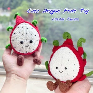Puede incluir: Dos juguetes de crochet de fruta del dragón. Los juguetes son rojos, blancos y verdes, con caras sonrientes y pequeñas piernas marrones. El texto "Cute Dragon Fruit Toy Crochet Pattern" está escrito en azul.