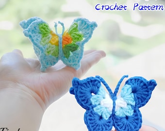 Puede incluir: Dos patrones de mariposas de ganchillo. Uno, sostenido en una mano, es azul claro, verde, amarillo y naranja. El otro es azul y blanco. El texto de la imagen dice "3D Butterfly Crochet Pattern" y "Find your The perfect gift".