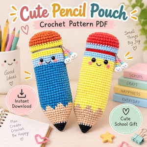 Pode incluir: Dois estojos de crochê em forma de lápis com rostos sorridentes. Um é azul e amarelo com borracha laranja, o outro é amarelo com borracha vermelha. Ambos possuem zíperes com pingentes de nuvem e o texto Cute Pencil Pouch Crochet Pattern PDF.