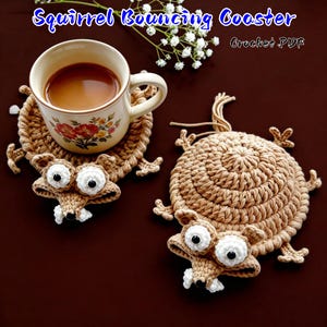 Peut inclure: Une tasse en céramique blanche avec une anse noire et le texte "But First, Coffee" en gras noir. La tasse est posée sur un fond flou, suggérant un cadre chaleureux.