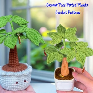 Pode incluir: Duas plantas de coco de crochê em vasos. As árvores têm folhas verdes e troncos marrons e estão em vasos brancos e cinzentos. O texto "Coconut Tree Potted Plants Crochet Pattern" está na parte superior da imagem.