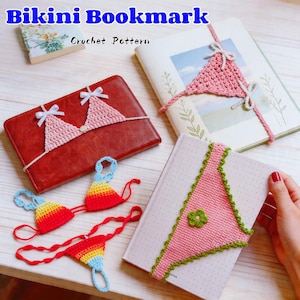 Peut inclure: Marque-pages en forme de bikini crochetés, disponibles en rose, rouge, jaune et bleu. Les marque-pages sont présentés sur des carnets et un journal en cuir rouge. Le texte "Bikini Bookmark" et "Crochet Pattern" est visible.