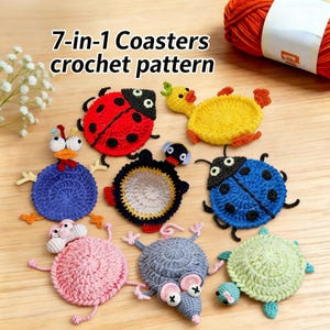 Puede incluir: Un conjunto de siete posavasos de ganchillo coloridos con forma de animales, como una mariquita, un pato y una tortuga. Los posavasos están dispuestos sobre una superficie de madera. El texto en la parte superior dice "7-en-1 Coasters crochet pattern".