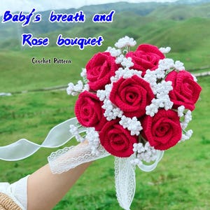 Puede incluir: Un ramo de ganchillo hecho a mano con rosas rojas y paniculata blanca. El ramo está atado con cinta blanca y encaje. El texto de la imagen dice "Baby's breath and Rose bouquet Crochet Pattern."