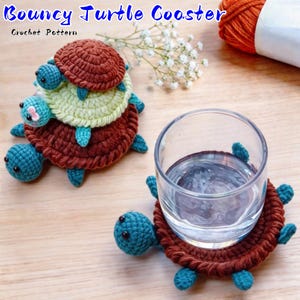 Könnte beinhalten: Gehäkelte Schildkröten-Untersetzer in Braun-, Türkis- und Hellgrüntönen. Ein Untersetzer hält ein Glas Wasser. Der Text "Bouncy Turtle Coaster" und "Crochet Pattern" ist sichtbar.