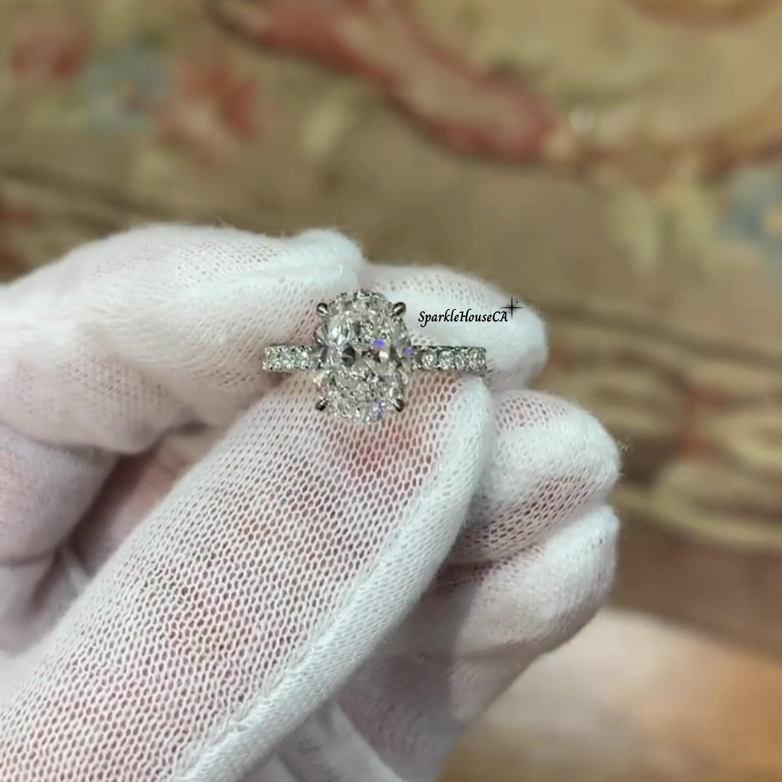 繊細なオーバルカットのモアッサナイト婚約指輪 14Kソリッドホワイト 