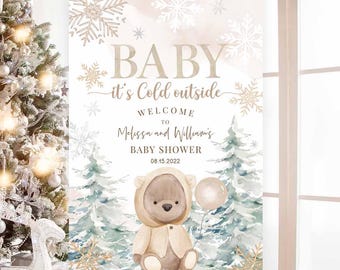Może przedstawiać: Witamy znak na baby shower na sztaludze. Znak zawiera ilustrację misia, płatki śniegu i tekst "BABY it's Cold outside". Znak zawiera również imiona Melissa i William oraz datę 08.15.2022.