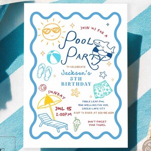 Puede incluir: Una tarjeta de invitación blanca con un borde ondulado azul, con el tema "Pool Party". La tarjeta incluye ilustraciones de un sol, una pelota de playa y un tiburón. El texto incluye "5º Cumpleaños de Jackson" y detalles del evento.