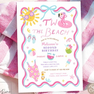 Könnte beinhalten: Eine Einladung zum Thema Strand mit einem rosa und blauen Rand, die eine Sonnenbrille tragende Sonne, einen Flamingo in einem Schwimmer und den Text "Two the Beach" zeigt. Die Einladung enthält Details für eine zweite Geburtstagsfeier.