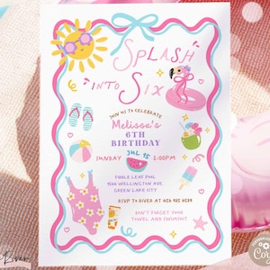 Könnte beinhalten: Eine farbenfrohe Einladung zum sechsten Geburtstag mit Sommerthema. Das Design zeigt Illustrationen von Sonne, Flamingo-Schwimmer und Badeanzug. Der Text enthält "Splash into Six" und Party-Details. Die Einladung hat rosa und blaue Bänder als Rahmen.