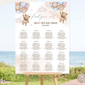 Puede incluir: Un plano de asientos para baby shower en un caballete de madera. El diseño presenta ilustraciones de ositos de peluche y el texto "Find your seat". El evento es para el baby shower gemelar de Erica el 15 de agosto de 2022.