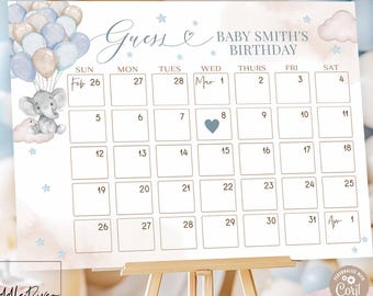Op de afbeelding: Een baby shower kalender in blauw en wit met een olifant met ballonnen. De kalender heeft de tekst "Raad eens" en "Baby Smith's Verjaardag". Het wordt gepresenteerd op een houten ezel. De tekst "ZOEKEN: 06V2" is zichtbaar.