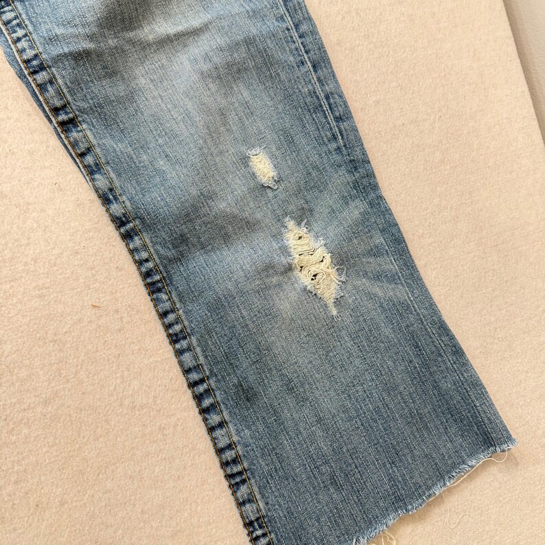 True Religion Blue Denim Cropped Flare Distressed Jeans Raw Saum Low Rise Größe 30 Bild 6