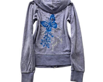 Vintage Juicy Couture Damen-Kapuzenpullover aus lavendelfarbenem Velours mit Reißverschluss und Schmetterlingsmotiv – Größe S