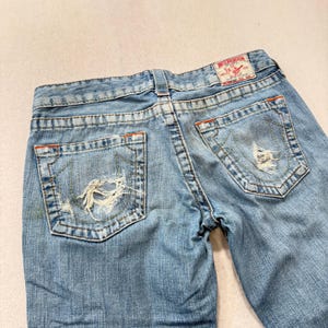 True Religion Blue Denim Cropped Flare Distressed Jeans Raw Saum Low Rise Größe 30 Bild 9