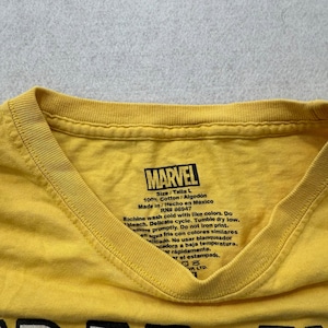 Camiseta de algodón color amarillo mostaza para hombre de Marvel con estampado de Amazing Spider-Man, talla L. imagen 3