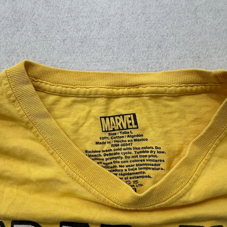 Camiseta de algodón color amarillo mostaza para hombre de Marvel con estampado de Amazing Spider-Man, talla L. imagen 3