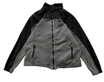 Jaqueta Puma infantil cinza e preta de lã com zíper frontal, gola alta, bolsos e logo. Tamanho M.