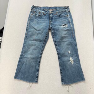 True Religion Blue Denim Cropped Flare Distressed Jeans Raw Saum Low Rise Größe 30 Bild 2